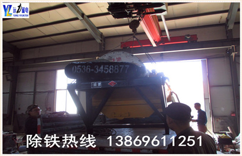 2.遠力磁電專業(yè)生產(chǎn)各種設備 干式磁選機,濕式磁選機,赤鐵礦磁選機,褐鐵礦磁選機,鏡鐵礦磁選機,錳礦磁選機等.擁有精良的加工設備,雄厚的科研力量,先進的工藝編排和現(xiàn)代化的管理,是磁選機設備定點生產(chǎn)企業(yè).我們?yōu)榭蛻籼峁﹥?yōu)質(zhì)的售前技術服務,認真介紹各種設備的技術特點.要求及用途,為客戶提供詳盡的設備配置和合理的報價,在保證質(zhì)量的前提下盡量降低客戶的投資成本.我廠有各類小型磁選機試驗設備,可為用戶免費做選礦試驗.